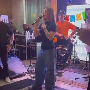 Na ocasião, Virginia optou por um look composto por tênis, calça jeans em modelagem mais larga e blusa.