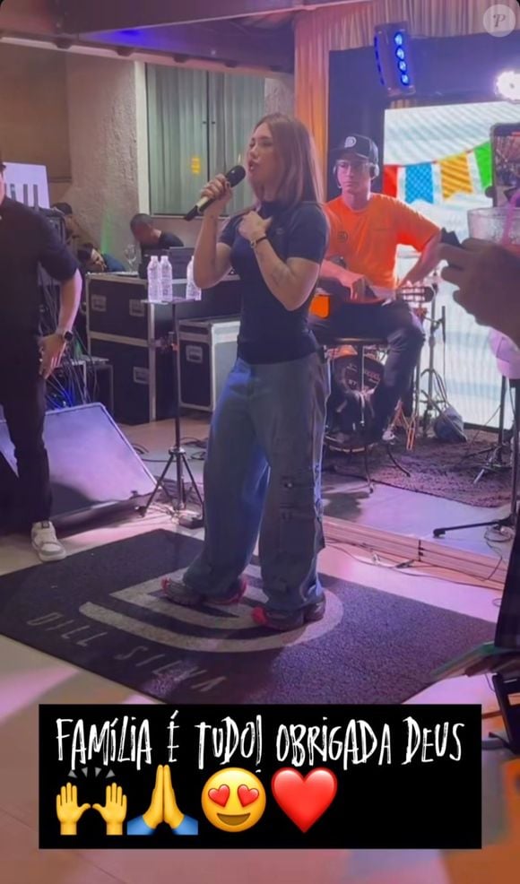 Na ocasião, Virginia optou por um look composto por tênis, calça jeans em modelagem mais larga e blusa.