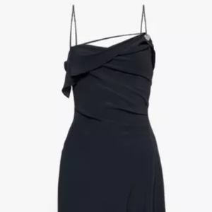 O vestido que Marquezine usou é da marca sueca Acne Studios e está avaliado em + R$ 4 mil.