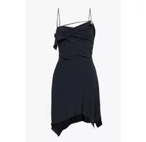 O vestido que Marquezine usou é da marca sueca Acne Studios e está avaliado em + R$ 4 mil.