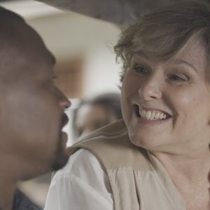 Na segunda fase da novela 'Além do Tempo', Gema (Louise Cardoso) fica com Raul (Val Perré), na novela 'Além do Tempo'