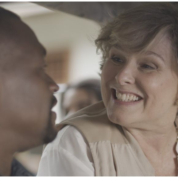 Na segunda fase da novela 'Além do Tempo', Gema (Louise Cardoso) fica com Raul (Val Perré), na novela 'Além do Tempo'