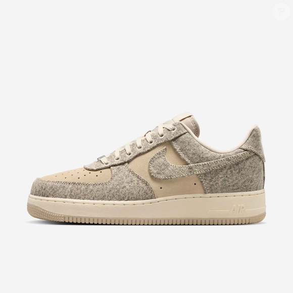 O Nike Air Force 1 '07 LV8 Denim Masculino, na cor 'folha de papel reciclado', chama atenção por fugir do branco tradicional e dos tons marrons, apostando em uma tonalidade neutra que combina facilmente com diferentes produções
