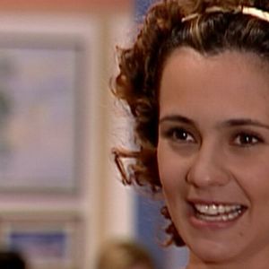 Adriana Esteves em 1998: mais um divisor de águas chegou com Sandrinha, de Torre de Babel. Interesseira, calculista e surpreendente até o último capítulo, a personagem foi revelada como a responsável pela explosão do shopping - marcando sua primeira grande vilã e abrindo caminho para uma galeria de antagonistas memoráveis