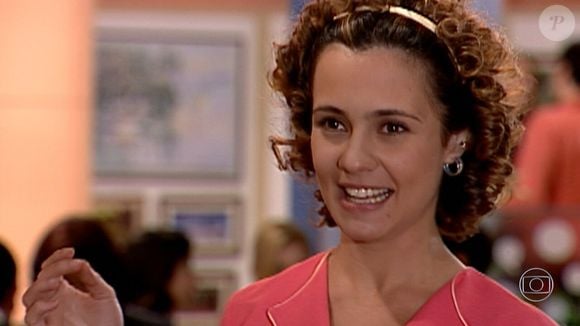 Adriana Esteves em 1998: mais um divisor de águas chegou com Sandrinha, de Torre de Babel. Interesseira, calculista e surpreendente até o último capítulo, a personagem foi revelada como a responsável pela explosão do shopping - marcando sua primeira grande vilã e abrindo caminho para uma galeria de antagonistas memoráveis