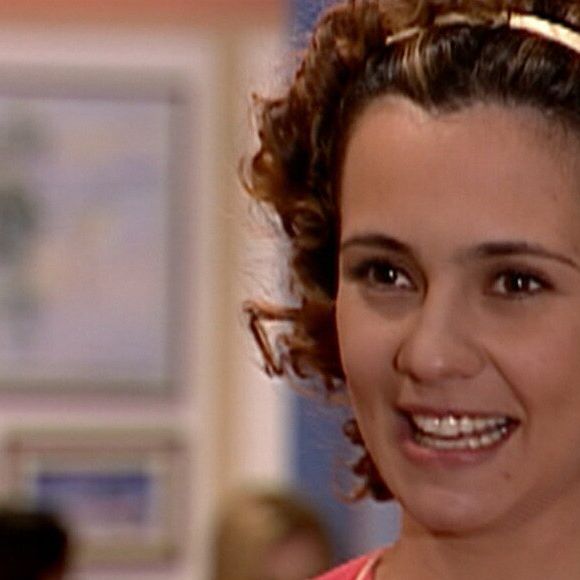 Adriana Esteves em 1998: mais um divisor de águas chegou com Sandrinha, de Torre de Babel. Interesseira, calculista e surpreendente até o último capítulo, a personagem foi revelada como a responsável pela explosão do shopping - marcando sua primeira grande vilã e abrindo caminho para uma galeria de antagonistas memoráveis