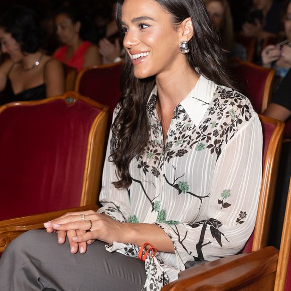 A camisa com estampa de flores de Victoria Beckham usada por Bruna Marquezine está por R$ R$2.926,95. A calça cinza de modelo alfaiataria, elegante, custando R$ R$6.972,00.