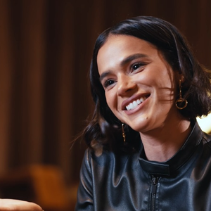 Bruna Marquezine revelou que leva consigo a Bíblia que ganhou de Shawn Mendes e chamou a obra de uma tradição bonita e moderna