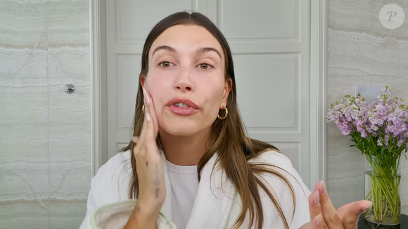 Uma prateleira cheia de cosméticos não é garantia de uma pele mais saudável. Segundo a dermatologista Larissa Oliveira, da Onne Clinic (RJ), um dos erros mais frequentes é acreditar que "uma rotina com mais produtos necessariamente será mais eficaz". Na prática, o excesso de produtos e ativos pode aumentar o risco de irritação, ressecamento e sensibilização da pele
