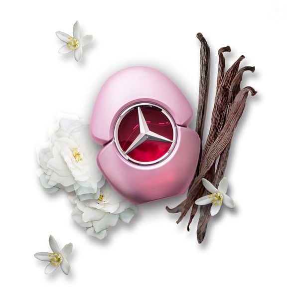 Mercedes-Benz Woman (Mercedes-Benz) - 60ml | R$ 277,89 - um floral oriental luxuoso com gardênia brasileira, cassis e pera na saída. O coração floral intenso encontra uma base sofisticada de sândalo, baunilha, almíscar e madeira de caxemira