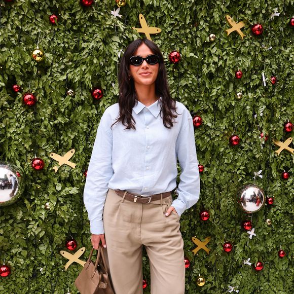 Bruna Marquezine apostou numa blusa social azul clara, de mangas longas, e calça em tecido confortável mais soltinha, numa tonalidade mais café com leite.