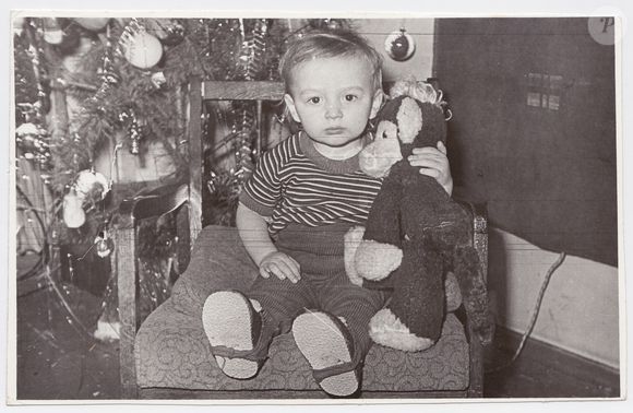 Nasci em 1980 e, quarenta anos depois, entendi o cansaço do sofá, mas escolhi não deixar a vida passar pela tela