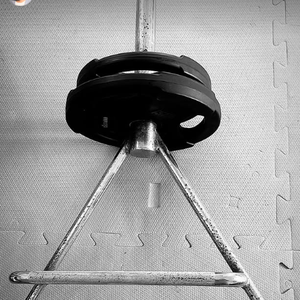 Na manhã desta sexta-feira (18), feriado, Cauã Reymond publicou uma foto onde era possível observar que ele manteve o seu treino em dia: hoje foi dia de perna, segundo ele escreveu nos stories.