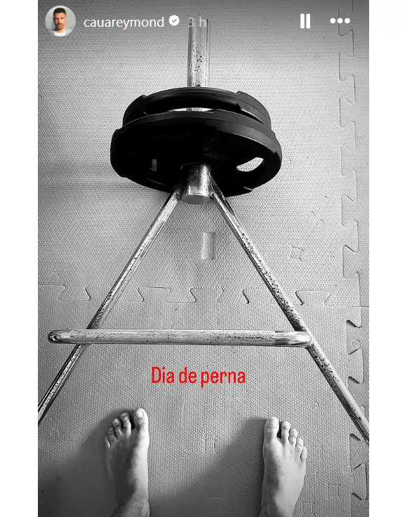 Na manhã desta sexta-feira (18), feriado, Cauã Reymond publicou uma foto onde era possível observar que ele manteve o seu treino em dia: hoje foi dia de perna, segundo ele escreveu nos stories.