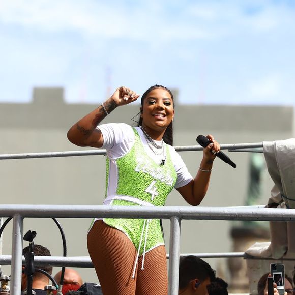 Ludmila festejou o recorde de público do seu bloco de carnaval, 1 milhão de pessoas