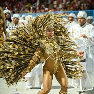 Mayara Lima, rainha de bateria da escola de samba, brilhou mais uma vez na Sapucaí