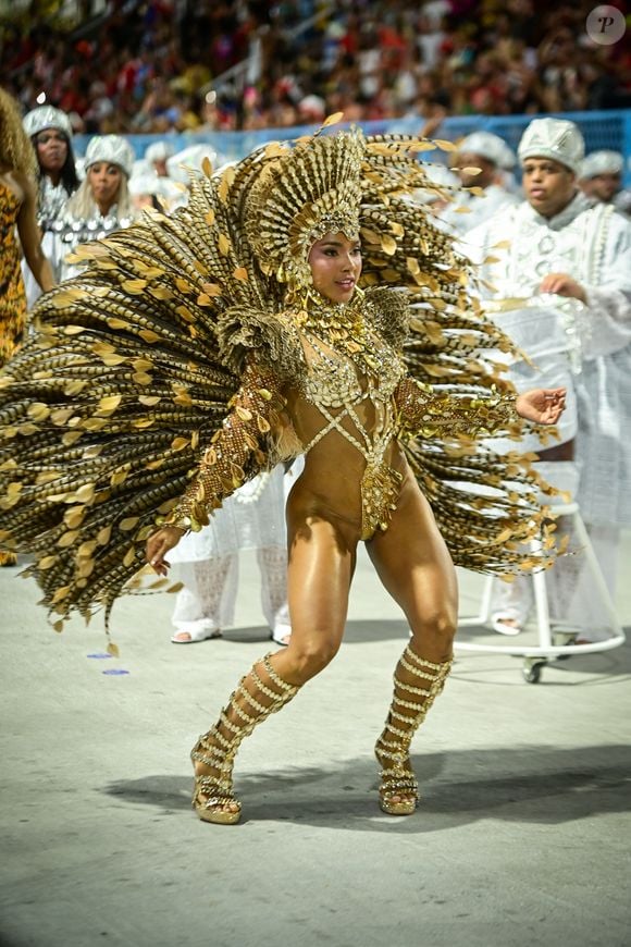 Mayara Lima, rainha de bateria da escola de samba, brilhou mais uma vez na Sapucaí