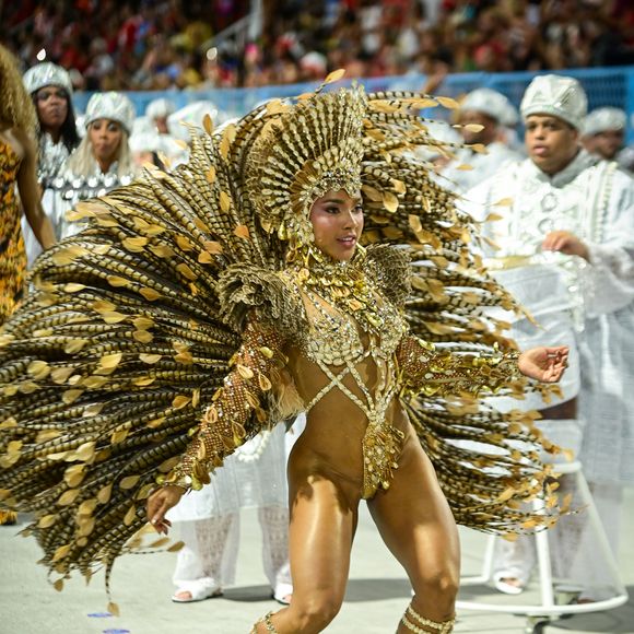 Mayara Lima, rainha de bateria da escola de samba, brilhou mais uma vez na Sapucaí