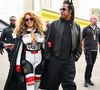 Beyoncé compareceu ao evento ao lado do marido, Jay-Z, e chegou a cumprimentar o piloto Lewis Hamilton antes de colocar o capacete e fazer um breve passeio pela pista.