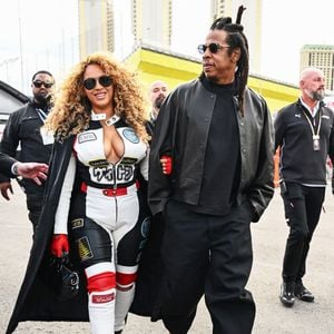 Beyoncé compareceu ao evento ao lado do marido, Jay-Z, e chegou a cumprimentar o piloto Lewis Hamilton antes de colocar o capacete e fazer um breve passeio pela pista.