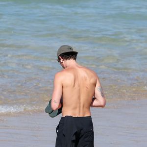 Internautas se divertiram criando teorias sobre as noites de amor fogosas de Bruna Marquezine e Shawn Mendes