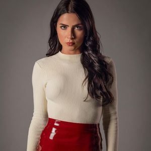 Jade Picon fala de dificuldades de novela vertical: 'Espero que vocês amem, porque foi uma maratona! Está sendo. Parabéns a toda a equipe. Teve um dia que tinha 42 itens para gravar'.