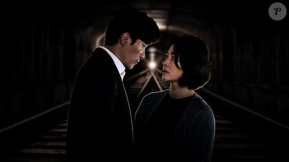 'O Bonde': a vida da esposa de um político desmorona quando uma tragédia revela um passado que ela tentou esconder, forçando-a a enfrentar segredos que ameaçam sua família