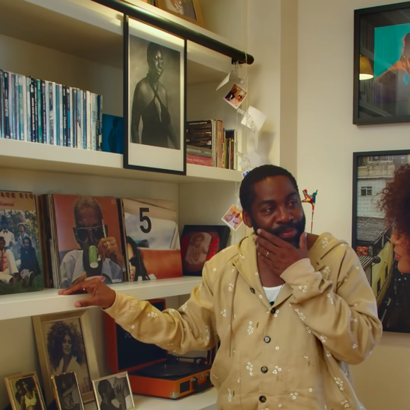 Taís Araújo e Lázaro Ramos também mantêm um cantinho da música, onde colecionam discos de vinil