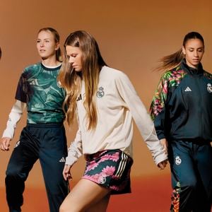 A coleção Adidas x Real Madrid x Farm Rio chegou às lojas em 14 de outubro, com disponibilidade em lojas selecionadas da Adidas, na Link, nas lojas oficiais do Real Madrid e no site shop.realmadrid.com. A parceria celebra a conexão entre Brasil e Espanha por meio do futebol, combinando a identidade do clube com estampas florais e botânicas características da marca carioca.