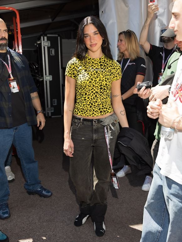 Dua Lipa preferiu combinar jeans preto, estampa de oncinha amarela e o tênis, provando que o modelo segura looks vibrantes e chamativos