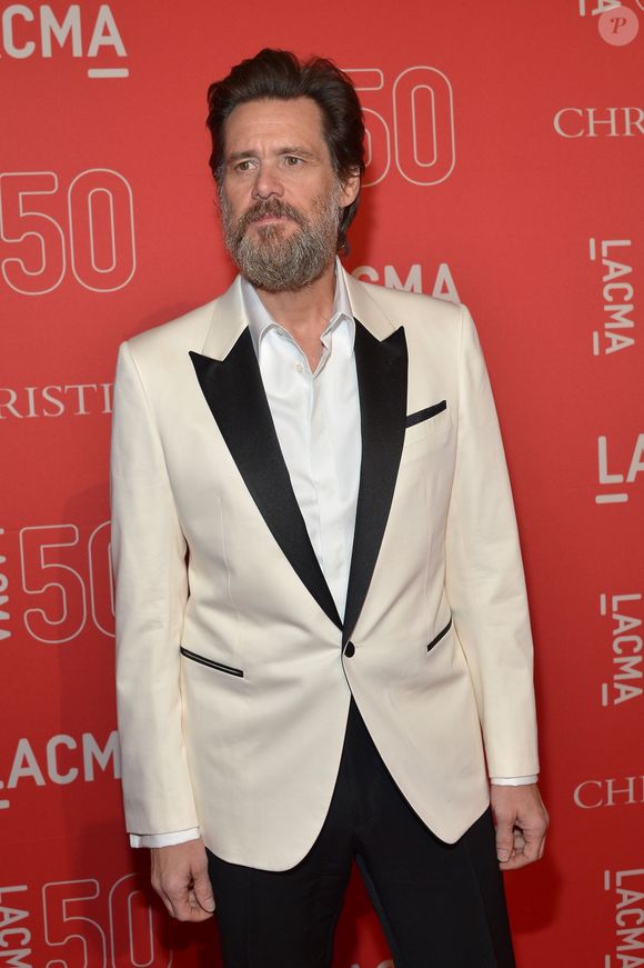 Jim Carrey já experimentou barba grande e cabelos diferentes em algumas ocasições