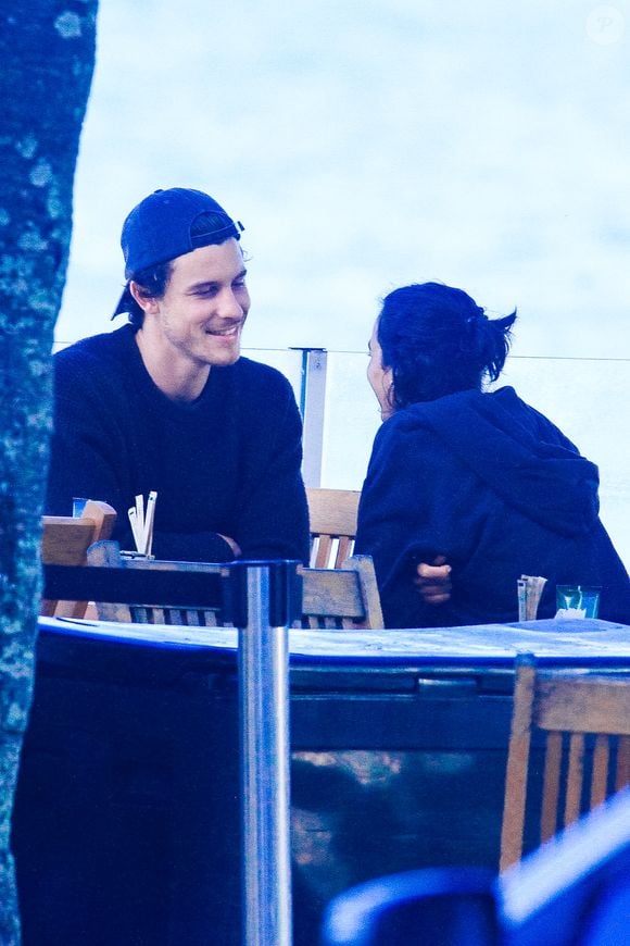 Bruna Marquezine e Shawn Mendes namoraram em dia frio no Rio