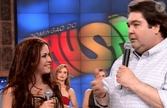 Shakira usava o cabelo escuro na década de 1990: em 1998, com Fausto Silva
