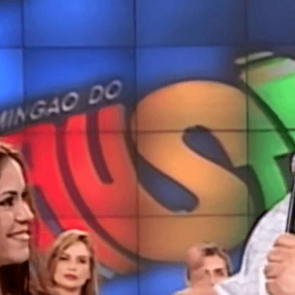Shakira usava o cabelo escuro na década de 1990: em 1998, com Fausto Silva