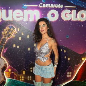 No estilo Samira do 'BBB 26', Gabi Melim elegeu uma bota longa com saia micro anos 2020 para o Carnaval