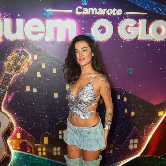 No estilo Samira do 'BBB 26', Gabi Melim elegeu uma bota longa com saia micro anos 2020 para o Carnaval