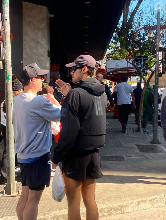 Harry Styles troca hotel por passeios em São Paulo e surpreende fãs ao correr no Ibirapuera, visitar a Liberdade e experimentar pão de queijo