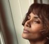 Aos 60 anos, Halle Berry, atriz vencedora do Oscar, cedeu à tentação do chanel curto, um corte que valoriza muito bem a textura natural de seus fios