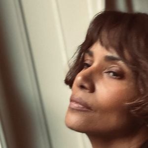 Aos 60 anos, Halle Berry, atriz vencedora do Oscar, cedeu à tentação do chanel curto, um corte que valoriza muito bem a textura natural de seus fios