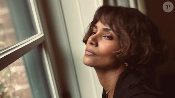 Aos 60 anos, Halle Berry, atriz vencedora do Oscar, cedeu à tentação do chanel curto, um corte que valoriza muito bem a textura natural de seus fios