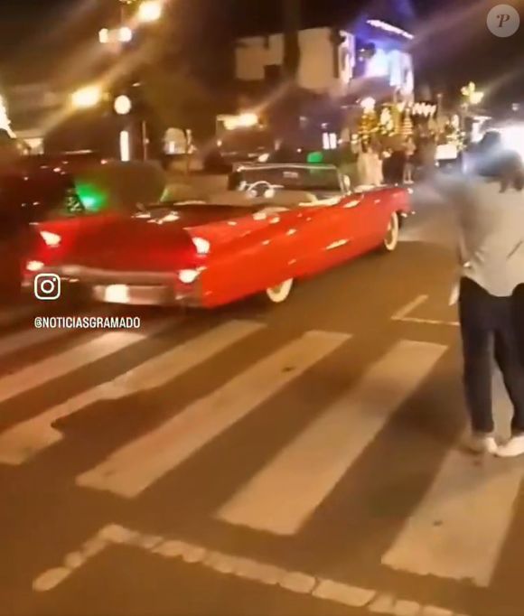 Roberto Carlos dirigia seu Cadillac enquanto gravava o especial de fim de ano da Globo