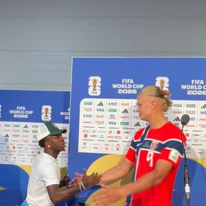Vini Jr. viu Haaland dando uma entrevista e parou para falar com o jogador da Noruega