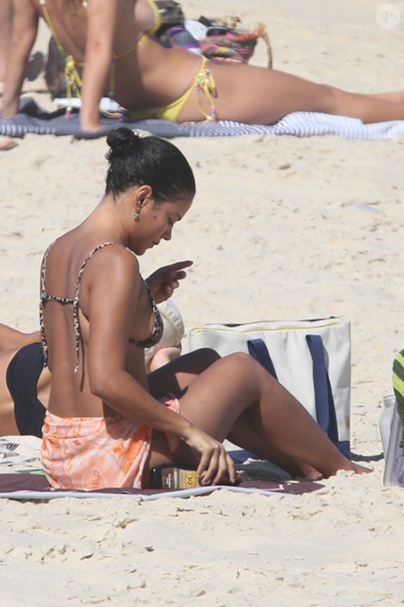 Bella Campos passa bronzeador em dia de praia no Rio de Janeiro