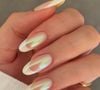 Unir a clássica francesinha com o esmalte perolado é uma ótima escolha para uma manicure discreta e sofisticada