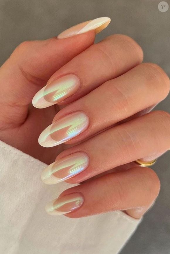 Unir a clássica francesinha com o esmalte perolado é uma ótima escolha para uma manicure discreta e sofisticada