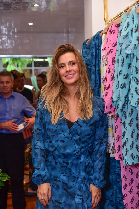 Este é um dos últimos cliques de Carolina Dieckmann antes da pandemia, esbanjando beleza em uma loja