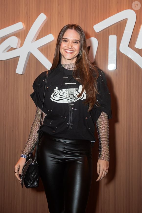 Juliana Paiva apostou em uma produção de inspiração rocker, combinando legging de couro, camiseta preta básica e uma blusa de malha de strass de mangas compridas usada por baixo, além de bolsa lateral para completar o visual
