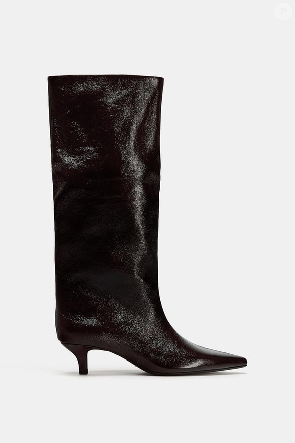 Este modelo com salto kitten e acabamento em bico fino da Zara é ligeiramente mais discreto