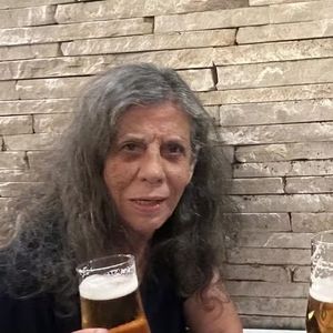 2022: após tempos reclusa, Maria Gladys surpreendeu ao surgir tomando cerveja com uma amiga