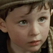 Ele tem 32 anos, atuou em 'Titanic' aos cinco e ainda recebe fortuna por dizer apenas uma frase